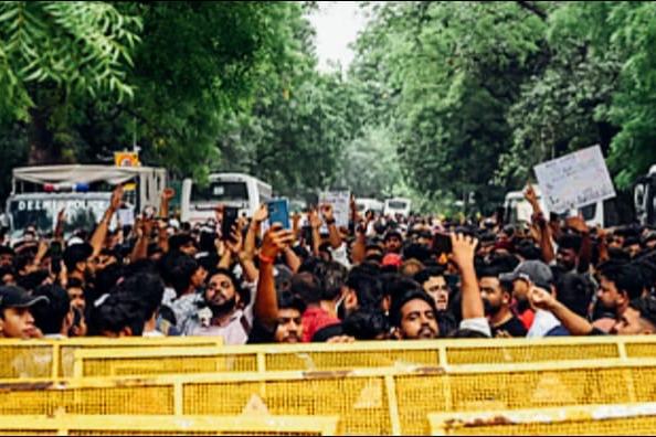 নয়াদিল্লিতে শিক্ষার্থীদের ‘সংসদ চলো’ অভিযানে পুলিশি বাধা ও লাঠিপেটা, নাড্ডার বৈঠকের আহ্বান
