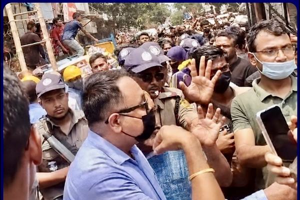 মিরপুর পল্লবীতে বস্তি উচ্ছেদ অভিযানে বাধা, বিক্ষুব্ধ জনতার হামলায় ছত্রভঙ্গ পুলিশ।