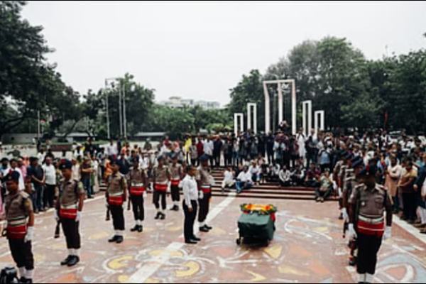 শহীদ মিনারে শিল্পী মুস্তাফা মনোয়ারকে শেষশ্রদ্ধা ও গার্ড অব অনার: বনানীতে দাফন