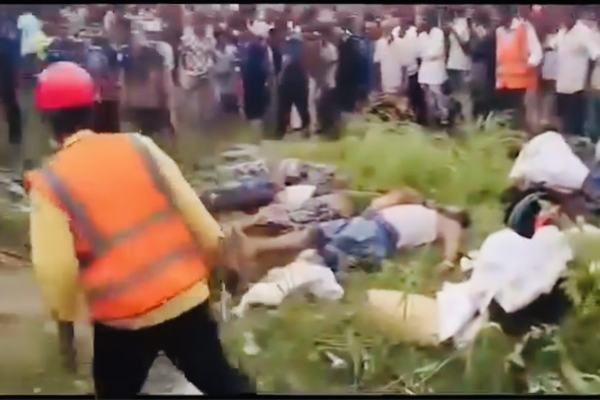সড়কে মৃত্যুর মিছিলঢাকা-টাঙ্গাইল মহাসড়কে রডবোঝাই ট্রাক উল্টে নিহত ১৭, আহত আরও ১০