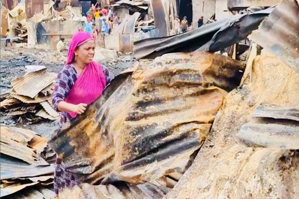 ঈদের আগে পল্লবী বস্তিতে আগুন, ছাই হয়ে গেল শত শত ঘর; খোলা আকাশের নিচে হাজারো মানুষের আহাজারি।