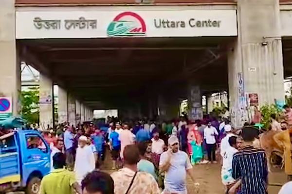মেট্রোরেল স্টেশনের নিচে পশুর হাট বসানো নিয়ে বিতর্ক, নগরবাসীর মধ্যে মিশ্র প্রতিক্রিয়া।