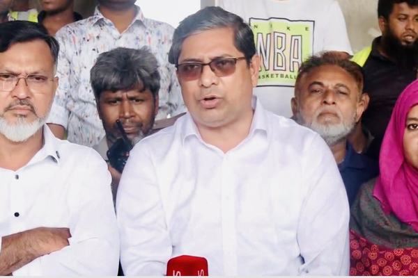 মেট্রো স্টেশনের নিচে পশুর হাট নয়, বৃষ্টিতে সাময়িক আশ্রয় — দাবি প্রতিমন্ত্রীর।