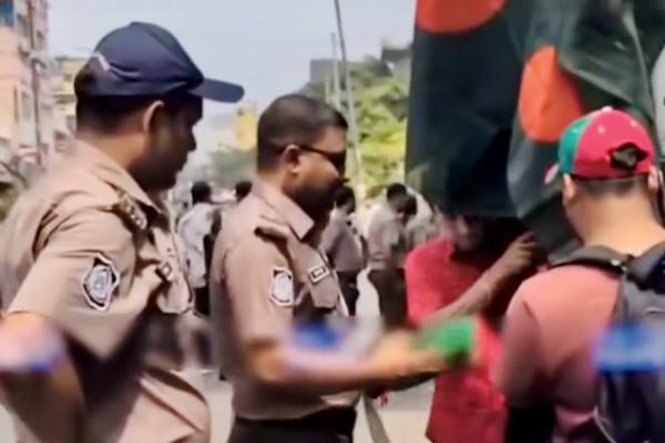 বিশ্বকাপ ফুটবল উন্মাদনা: ইরানের পতাকা বিক্রিতে পুলিশি বাধা; নেপথ্যে কি ভূ-রাজনৈতিক চাপ?