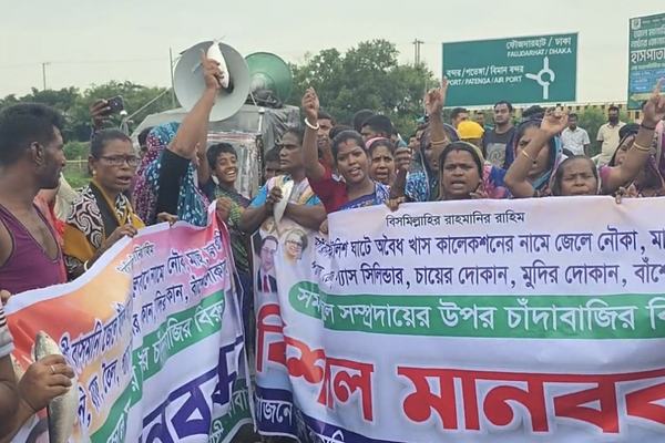 চট্টগ্রামে মাছের ঘাটে ‘চাঁদাবাজির’ অভিযোগে জেলেদের সড়ক অবরোধ, রাস্তায় মাছ ফেলে বিক্ষোভ