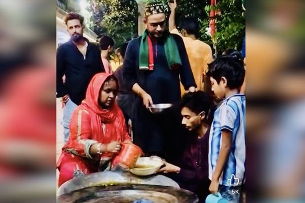 পবিত্র মহরম উপলক্ষে চুনকা কুঠিরে নেওয়াজ বিতরণ করলেন সেলিনা হায়াৎ আইভী