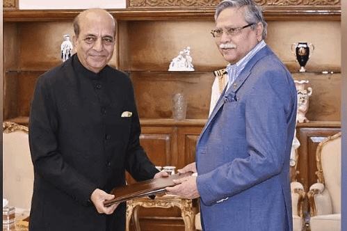 রাষ্ট্রপতির কাছে পরিচয়পত্র পেশ করলেন ভারতের নতুন হাইকমিশনার দীনেশ ত্রিবেদী
