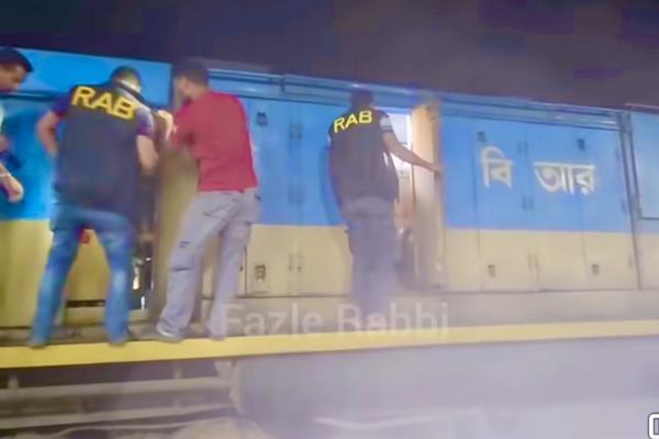 আখাউড়ায় মালবাহী ট্রেনের ইঞ্জিনে র‍্যাবের অভিযান, বিপুল পরিমাণ গাঁজা উদ্ধার