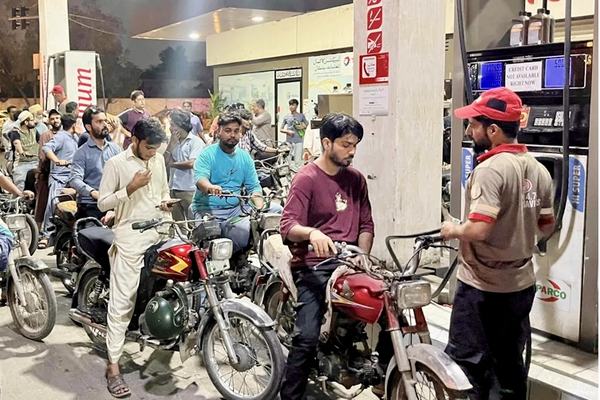 পেট্রোল-ডিজেলের দাম অপরিবর্তিত রাখল পাকিস্তান সরকার