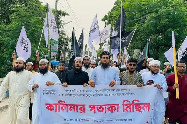 হঠাৎ বাংলাদেশজুড়ে আইএস–তালেবানের পতাকার সঙ্গে সাদৃশ্যপূর্ণ আরবি লেখাসংবলিত সাদা-কালো পতাকা, নেপথ্যে কারা?