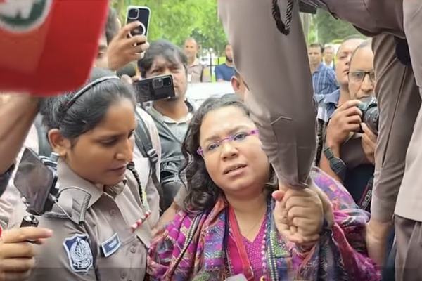 সচিবালয়ের সামনে ‘ভাতের হোটেল’ বিতর্ক: সোহানী শিফাকে আটক।