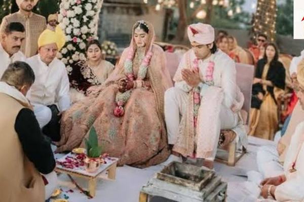 চার হাত এক হলো: প্রেমিক রোহন ঠক্করের গলায় মালা দিলেন অংশুলা কপূর, পাশে জাহ্নবী-খুশি