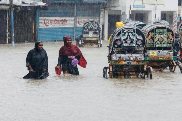 টানা বর্ষণে স্থবির চট্টগ্রাম: এইচএসসি পরীক্ষা স্থগিত, পাহাড় ধসে প্রাণহানি