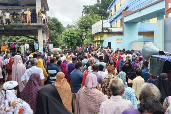 ২৪০ কোটি টাকার আমানত কেলেঙ্কারির অভিযোগ: নওগাঁয় এনজিও পরিচালকের বাসা ঘেরাও, পরে পুলিশের হেফাজতে