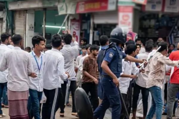 এইচএসসি পরীক্ষা শেষে ভোলায় কেন্দ্রে হামলা-ভাঙচুর, পরিস্থিতি নিয়ন্ত্রণে টিয়ারশেল নিক্ষেপ।