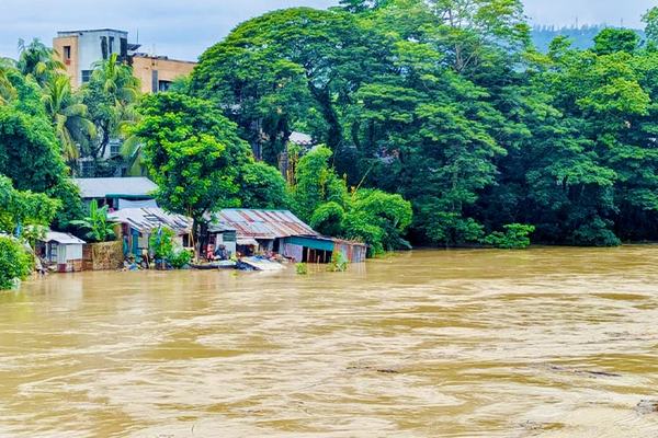 কক্সবাজারে ভয়াবহ বন্যা ও পাহাড়ধস: প্রাণহানি বেড়ে ২৩, ক্ষতিগ্রস্ত প্রায় দেড় লাখ মানুষ