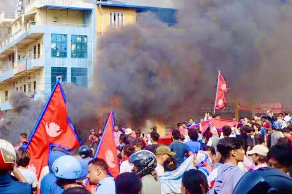 বেকারত্বের ক্ষোভে উত্তাল নেপাল, প্রধানমন্ত্রী বালেন্দ্র (বালেন) শাহর পদত্যাগের দাবিতে বিক্ষোভ, তিন দিনে তিন তরুণের আত্মহত্যার চেষ্টা; দুইজনের মৃত্যু, কর্মসংস্থান সংকট ও অর্থনৈতিক অনিশ্চয়তা নিয়ে বাড়ছে জনঅসন্তোষ।