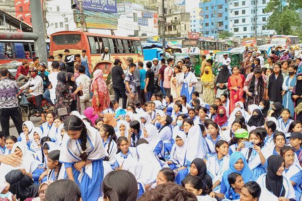 শিক্ষামন্ত্রীর পদত্যাগ দাবিতে রাজধানীতে শিক্ষার্থীদের সড়ক অবরোধ, জনভোগান্তি চরমে