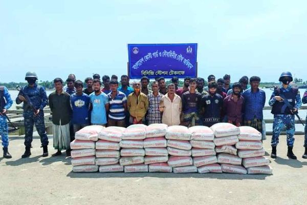 বাংলাদেশ থেকে মিয়ানমারে পাচারের সময় ৬২০ বস্তা সিমেন্ট-সার জব্দ, আটক ১০