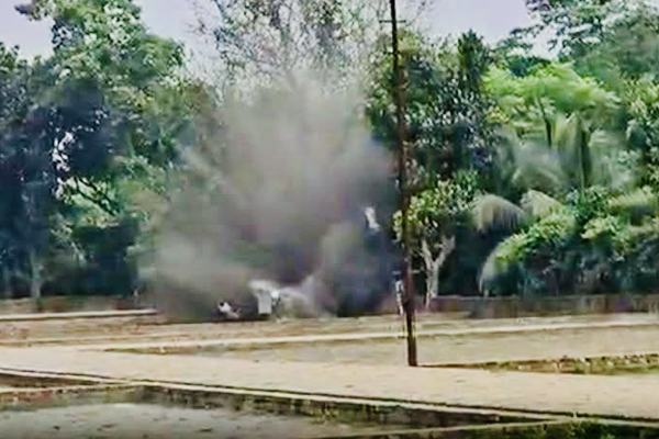 দোকানে ফেলে যাওয়া ব্যাগে মিলল প্রেসারকুকার আকৃতির বোমা, নিয়ন্ত্রিত বিস্ফোরণে নিষ্ক্রিয়