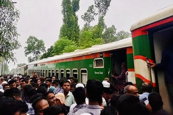 সিরাজগঞ্জে ট্রেনের বগি লাইনচ্যুত, ঢাকার সঙ্গে উত্তরাঞ্চলের রেল চলাচল সাময়িক বন্ধ