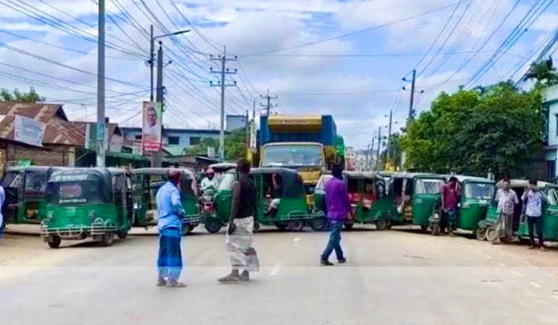 গ্যাসের জন্য রাতভর অপেক্ষা, মহাসড়ক অবরোধে অটোরিকশা, চালকরা।